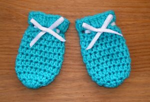 crochet baby mittens cute crochet newborn baby mitts by marianna mel. dsc02369_small2 KVWPMTA