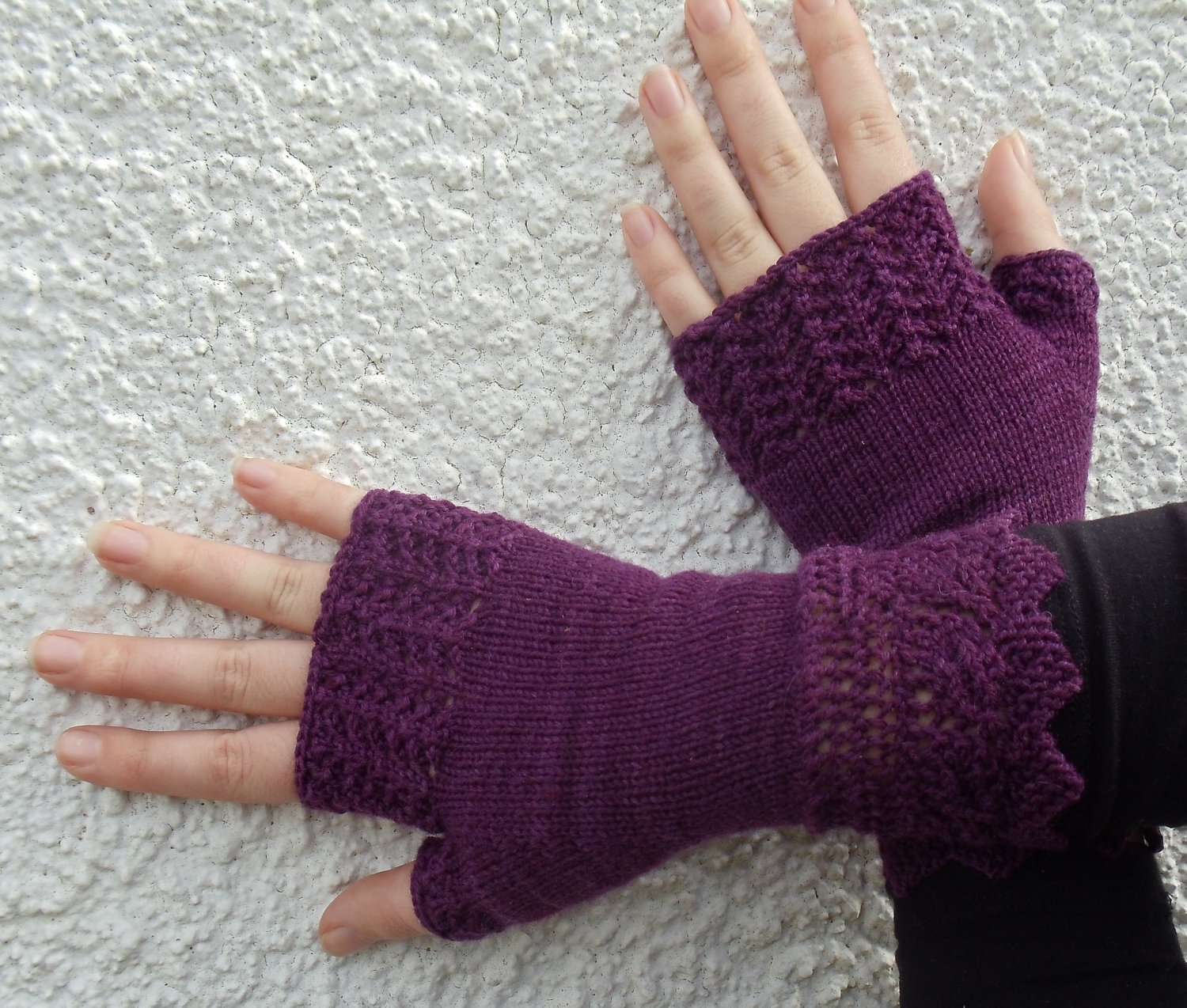 A simple and useful bulky fingerless gloves knitting pattern