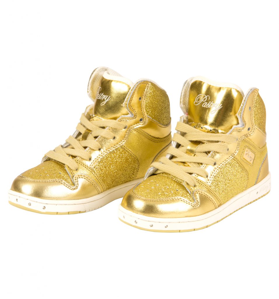 Wear gold sneakers and get a unique look – fashionarrow.com