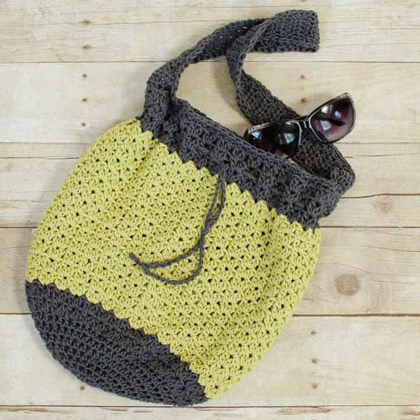 summer crochet bag pattern | www.petalstopicots.com | #crochet #pattern # ABRTLVR