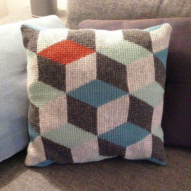Tunisian Crochet patterns ravelry: 3d block pillow in tunisian crochet/hakket pude med rombemønster  pattern by sara LCKAVMA