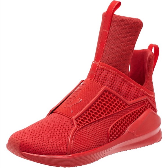 new rihanna red puma sneaker. size 6 in box HKJPION