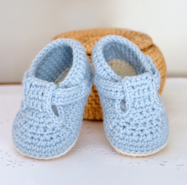 Classic T-Bar Baby Shoes crochet pattern - Allcrochetpatterns.net