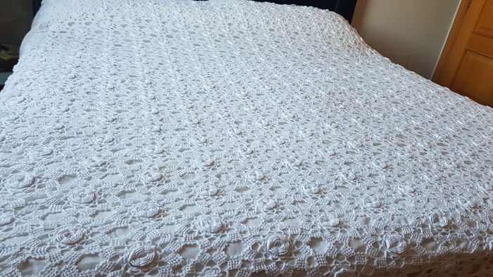 Extra large crochet bedspread - Catawiki