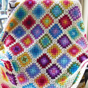 Rainbow Granny square blanket - haakmaarraak.nl