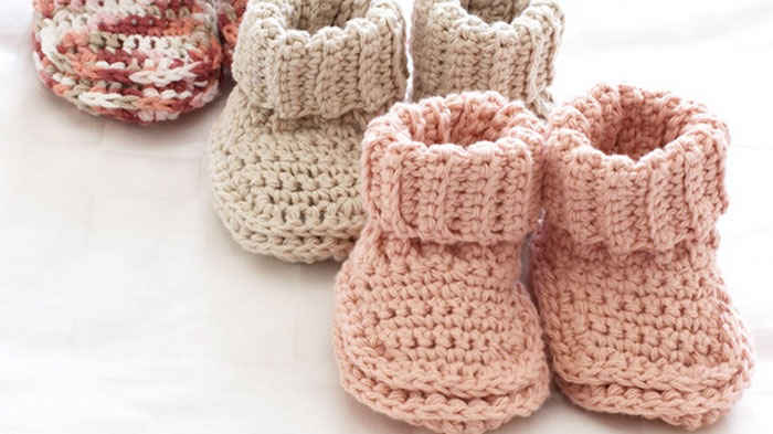 Roll Down Baby Booties + Tutorial | The Crochet Crowd