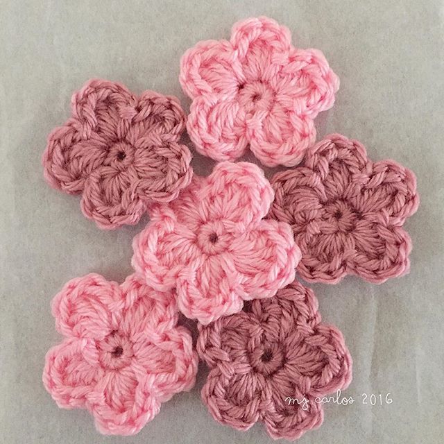 HOW TO DISPLAY CROCHET FLOWERS CREATIVELY
AT HOME