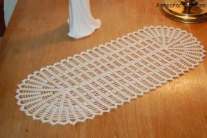 Easy Crochet Table Runner free to print | crochet table runner