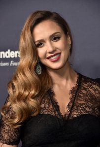 Jessica Alba Side Sweep - Jessica Alba Hair Lookbook - StyleBistro