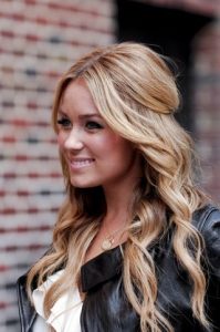 32 Perfect Hairstyles For Round Face Women - Hairstyles & Haircuts