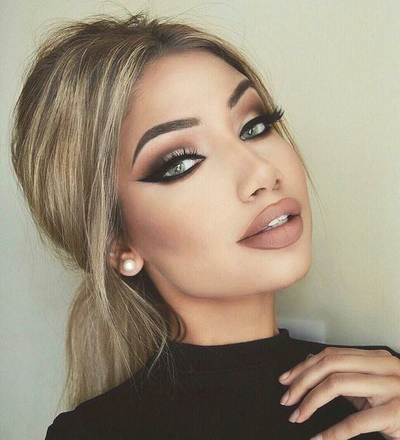 10 Sexy Prom Makeup Looks That'll Make You Feel Like A Glowing