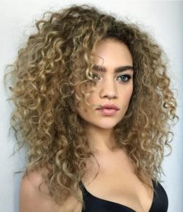 23 Glamorous Layered Curly Hair to Shine