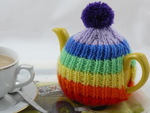 Rainbow Tea Cosy | knitted tea cosy | free knitting pattern